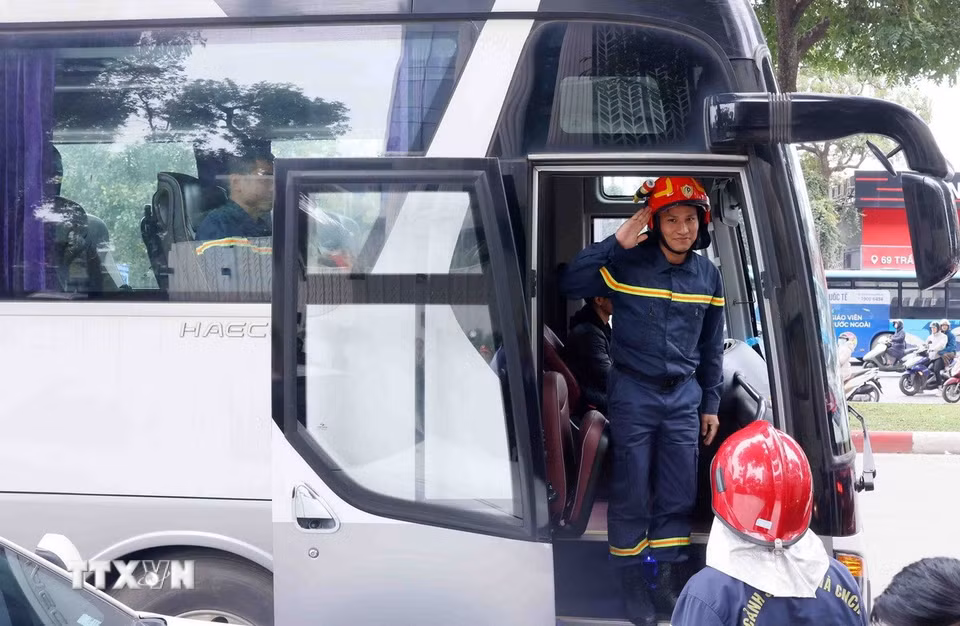 Cán bộ, chiến sỹ Phòng cháy chữa cháy và Cứu nạn cứu hộ Việt Nam lên đường làm nhiệm vụ tại Myanmar. (Ảnh: Phạm Kiên/TTXVN)
