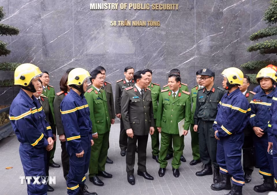 Trung tướng Lê Văn Tuyến, Thứ trưởng Bộ Công an thăm hỏi và động viên cán bộ, chiến sỹ lên đường cứu hộ, cứu nạn tại Myanmar. (Ảnh: Phạm Kiên/TTXVN)