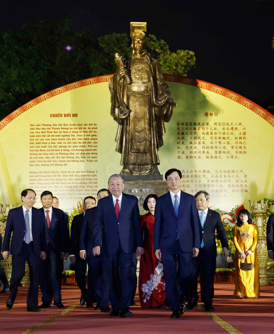 Tổng Bí thư Tô Lâm và Bí thư Thành ủy Hà Nội Nguyễn Duy Ngọc cùng các đại biểu tại tượng đài Vua Lý Thái Tổ. (Ảnh: Thống Nhất/TTXVN)