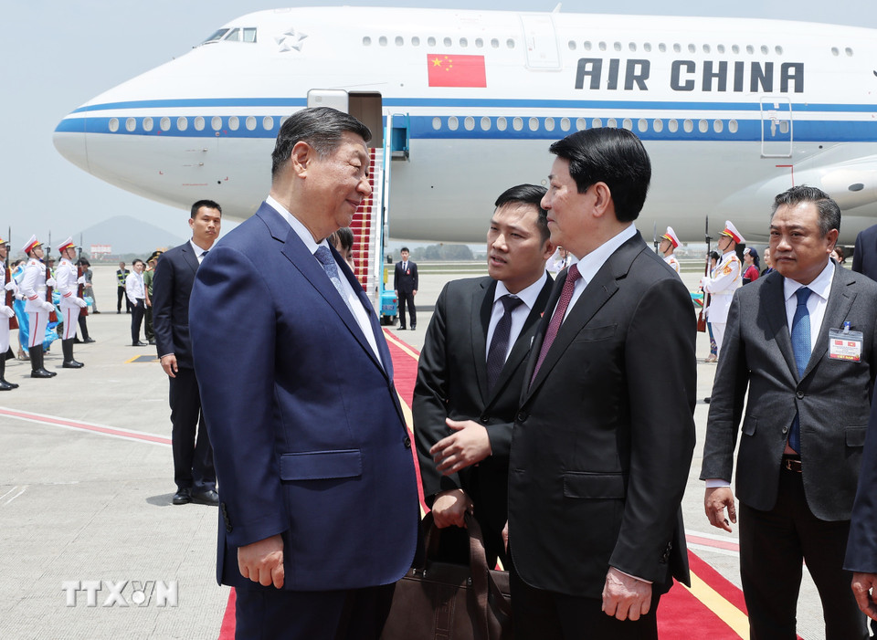 Đồng chí Lương Cường, Ủy viên Bộ Chính trị, Chủ tịch nước Cộng hòa xã hội chủ nghĩa Việt Nam đón Tổng Bí thư, Chủ tịch nước Trung Quốc Tập Cận Bình tại Sân bay quốc tế Nội Bài. (Ảnh: Lâm ﻿Khánh/TTXVN)