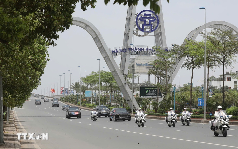 Đoàn xe của Đoàn Đại biểu Cấp cao Trung Quốc di chuyển từ Sân bay quốc tế Nội Bài về Trung tâm Thủ đô. (Ảnh: TTXVN)