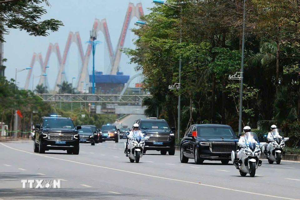 Đoàn xe của Đoàn Đại biểu Cấp cao Trung Quốc di chuyển từ Sân bay quốc tế Nội Bài về Trung tâm Thủ đô. (Ảnh: TTXVN)