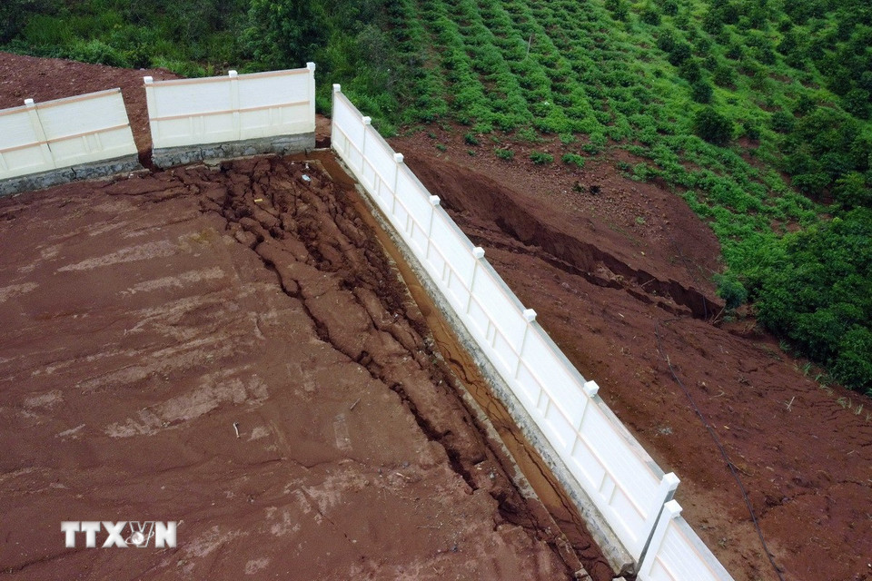 Hệ thống mương thoát nước tại Trường bắn Ban Chỉ huy quân sự Đắk R’lấp bị sụt lún, nứt gãy. (Ảnh: Hưng Thịnh/TTXVN)