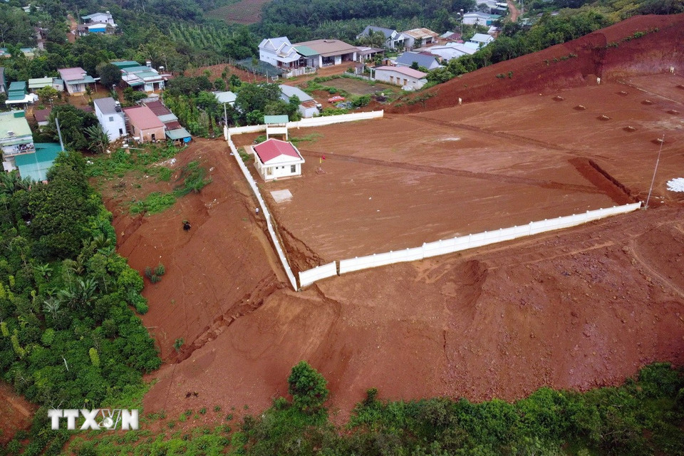 Toàn cảnh khu vực sụt lún, nứt gãy nhìn từ trên cao. (Ảnh: Hưng Thịnh/TTXVN)