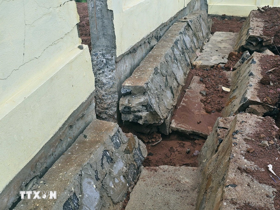 Hệ thống mương thoát nước tại Trường bắn Ban Chỉ huy quân sự Đắk R’lấp bị sụt lún, nứt gãy. (Ảnh: Hưng Thịnh/TTXVN)