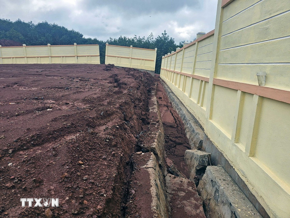 Hiện trường sụt lún tại trường bắn Ban Chỉ huy quân sự Đắk R’lấp, tỉnh Lâm Đồng. (Ảnh: Hưng Thịnh/TTXVN)