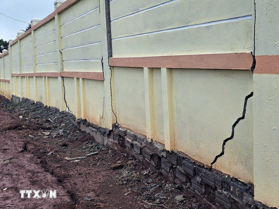 Hiện trường sụt lún tại trường bắn Ban Chỉ huy quân sự Đắk R’lấp, tỉnh Lâm Đồng. (Ảnh: Hưng Thịnh/TTXVN)