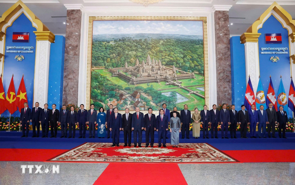 Tổng Bí thư Tô Lâm, Chủ tịch Đảng Nhân dân Campuchia Hun Sen cùng đoàn đại biểu hai Đảng. (Ảnh: Thống Nhất/TTXVN)