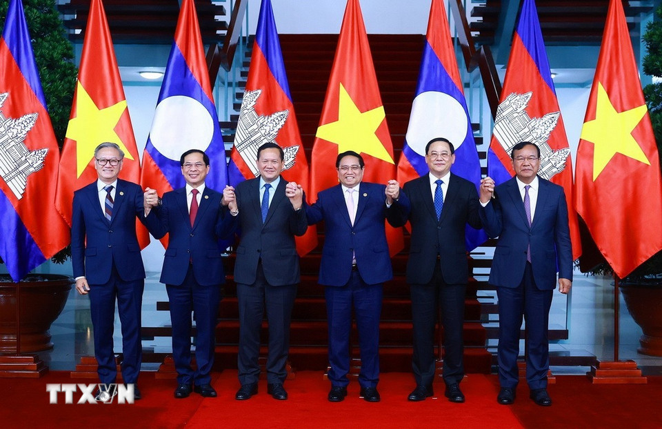 Thủ tướng Chính phủ Phạm Minh Chính cùng Thủ tướng Chính phủ Lào Sonexay Siphandone và Thủ tướng Vương quốc Campuchia Hun Manet. (Ảnh: Dương Giang/TTXVN)