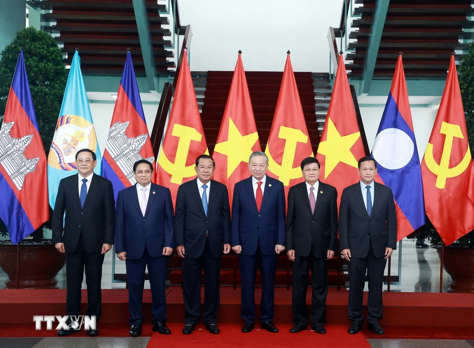 Tổng Bí thư Tô Lâm, Chủ tịch Đảng Nhân dân Campuchia, Chủ tịch Thượng viện Campuchia Hun Sen, Tổng Bí thư Đảng Nhân dân Cách mạng Lào, Chủ tịch nước Lào Thongloun Sisoulith, Thủ tướng Phạm Minh Chính, Thủ tướng Campuchia Hun Manet và Thủ tướng Lào Sonexay Siphandone chụp ảnh chung. (Ảnh: Thống Nhất/TTXVN)