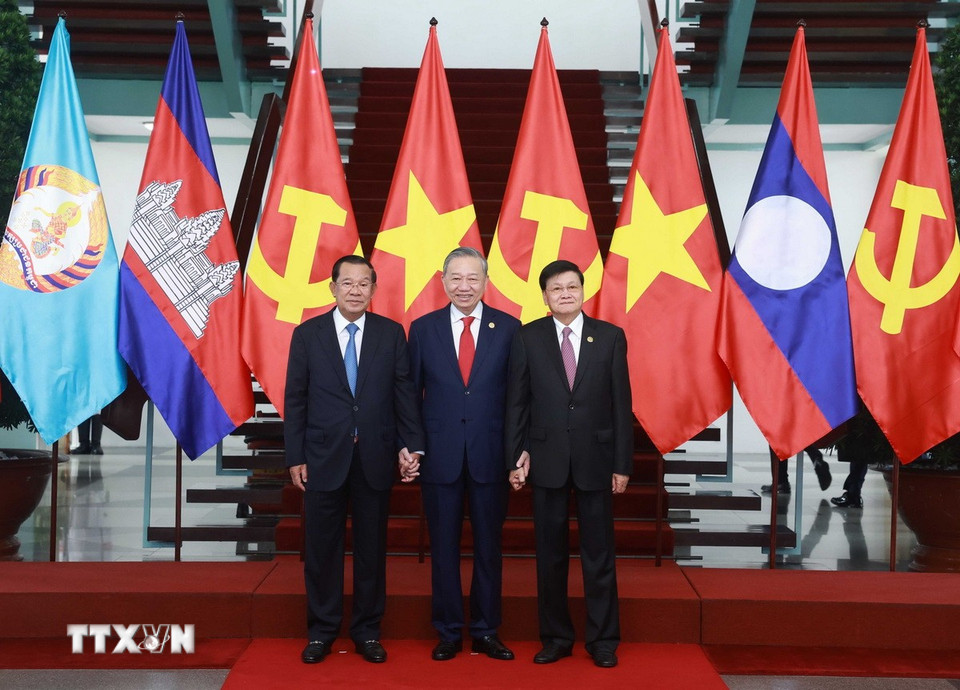 Tổng Bí thư Tô Lâm, Chủ tịch Đảng Nhân dân Campuchia, Chủ tịch Thượng viện Campuchia Hun Sen và Tổng Bí thư Đảng Nhân dân Cách mạng Lào, Chủ tịch nước Lào Thongloun Sisoulith chụp ảnh chung. (Ảnh: Thống Nhất/TTXVN)