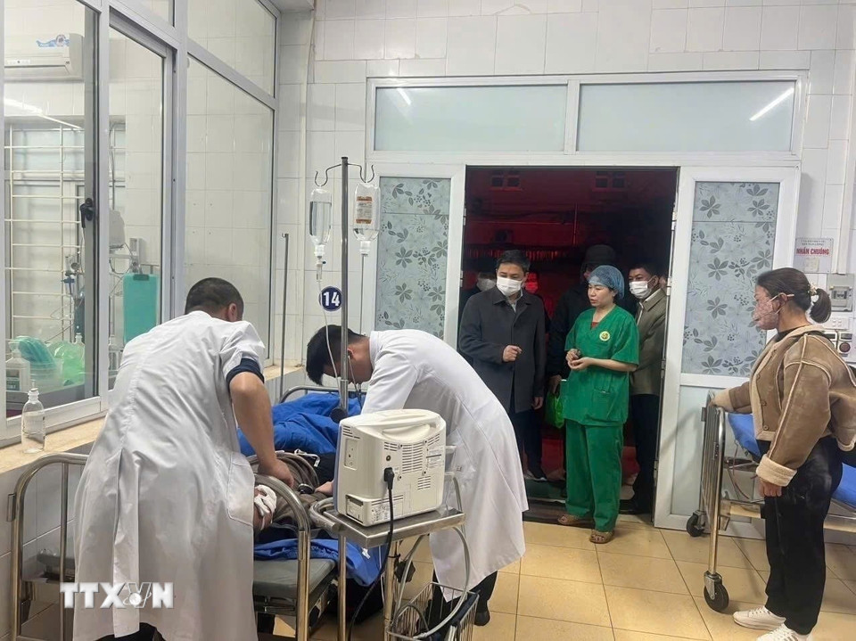 Các nạn nhân bị thương nhanh chóng được đưa vào bệnh viện cấp cứu. (Ảnh: TTXVN phát)