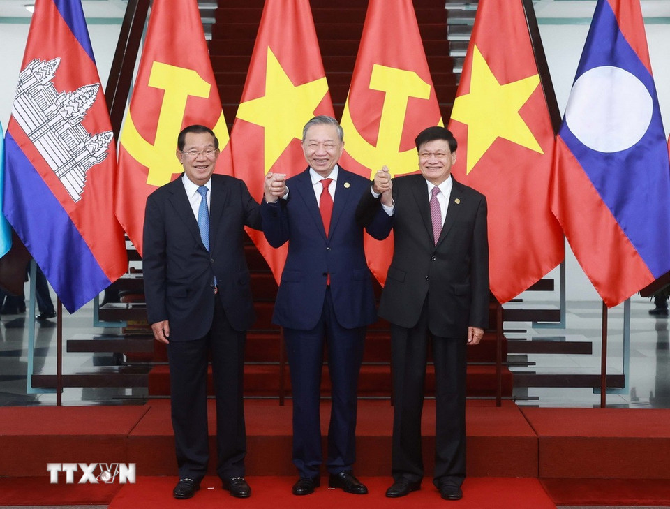 Tổng Bí thư Tô Lâm, Chủ tịch Đảng Nhân dân Campuchia, Chủ tịch Thượng viện Campuchia Hun Sen và Tổng Bí thư Đảng Nhân dân Cách mạng Lào, Chủ tịch nước Lào Thongloun Sisoulith chụp ảnh chung. (Ảnh: Thống Nhất/TTXVN)