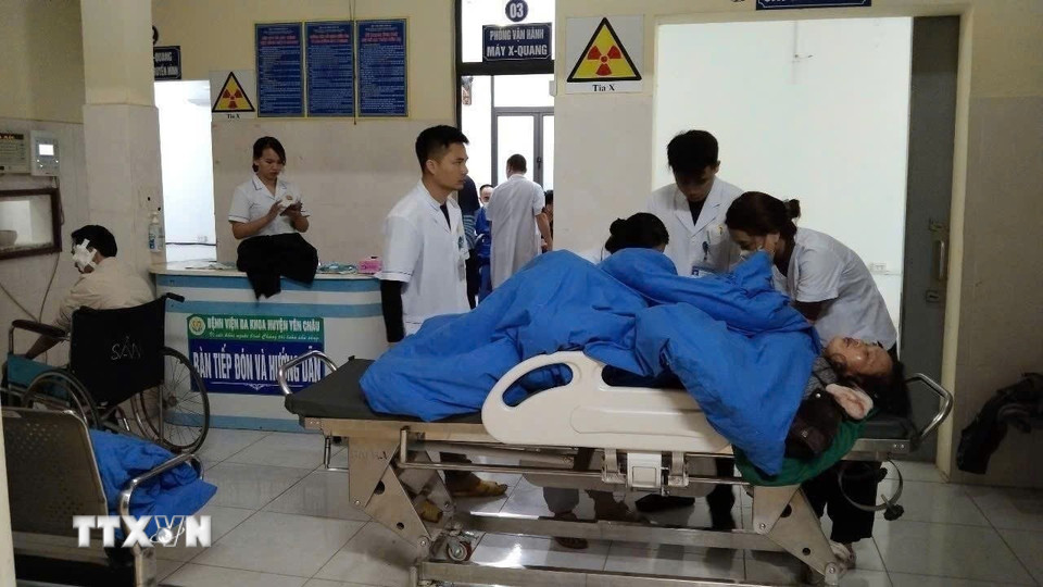 Các nạn nhân bị thương nhanh chóng được đưa vào bệnh viện cấp cứu. (Ảnh: TTXVN phát)