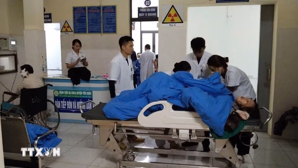 Các nạn nhân bị thương nhanh chóng được đưa vào bệnh viện cấp cứu. (Ảnh: TTXVN phát)