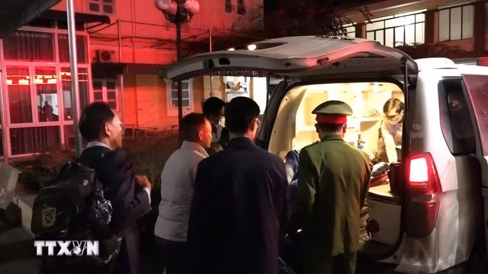 Lực lượng chức năng khẩn trương đua người bị thương đi cấp cứu. (Ảnh: TTXVN phát)
