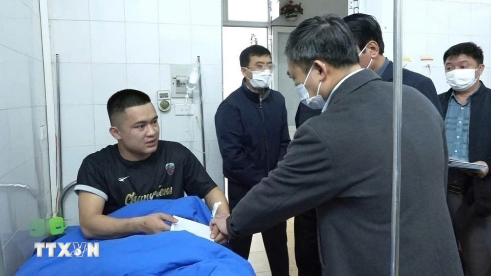 Lãnh đạo tỉnh Sơn La, huyện Yên Châu thăm hỏi, động viên người bị nạn tại bệnh viện. (Ảnh: TTXVN phát)