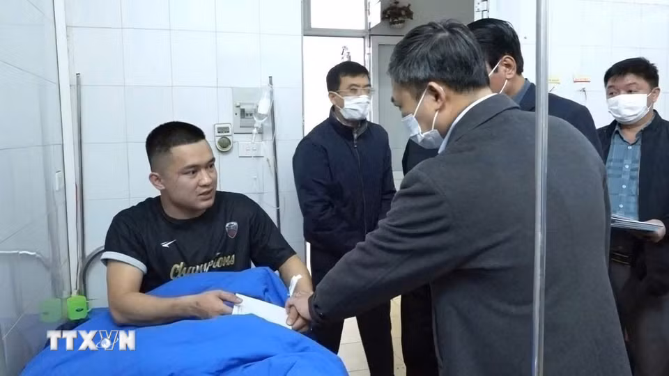 Lãnh đạo tỉnh Sơn La, huyện Yên Châu thăm hỏi, động viên người bị nạn tại bệnh viện. (Ảnh: TTXVN phát)