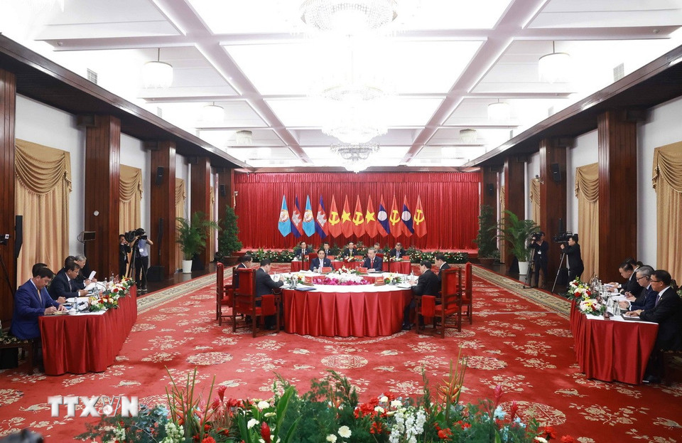 Cuộc gặp giữa Tổng Bí thư Tô Lâm, Chủ tịch Đảng Nhân dân Campuchia, Chủ tịch Thượng viện Campuchia Hun Sen và Tổng Bí thư Đảng Nhân dân Cách mạng Lào, Chủ tịch nước Lào Thongloun Sisoulith cùng sự tham dự của Thủ tướng 3 nước. (Ảnh: Thống Nhất/TTXVN)