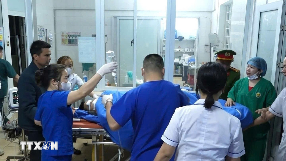 Các nạn nhân bị thương nhanh chóng được đưa vào bệnh viện cấp cứu. (Ảnh: TTXVN phát)