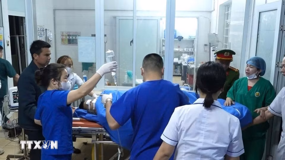 Các nạn nhân bị thương nhanh chóng được đưa vào bệnh viện cấp cứu. (Ảnh: TTXVN phát)