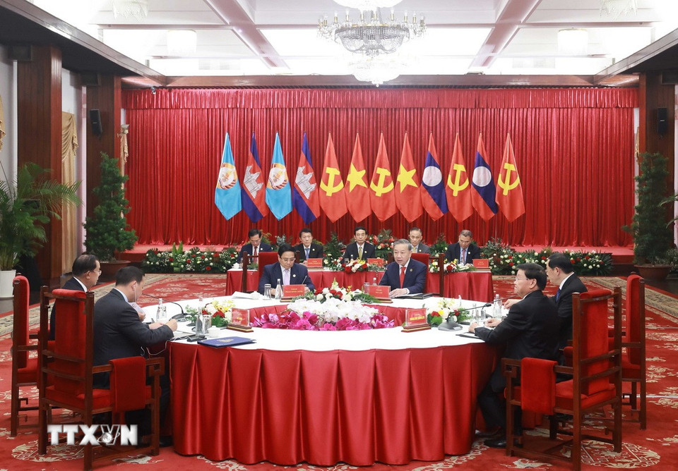 Cuộc gặp giữa Tổng Bí thư Tô Lâm, Chủ tịch Đảng Nhân dân Campuchia, Chủ tịch Thượng viện Campuchia Hun Sen và Tổng Bí thư Đảng Nhân dân Cách mạng Lào, Chủ tịch nước Lào Thongloun Sisoulith cùng sự tham dự của Thủ tướng 3 nước. (Ảnh: Thống Nhất/TTXVN)