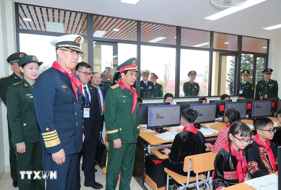 Bộ trưởng Quốc phòng Phan Văn Giang và Bộ trưởng Quốc phòng Trung Quốc Đổng Quân thăm lớp học của trường Tiểu học Đồng Đăng, thành phố Lạng Sơn. (Ảnh: Trọng Đức/TTXVN)