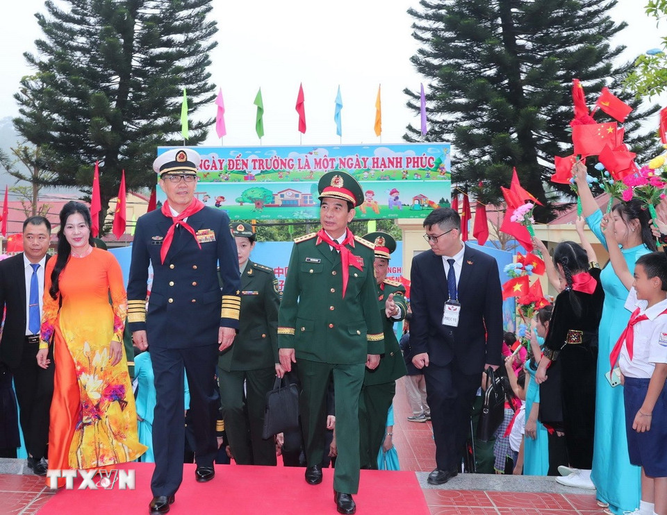 Đại tướng, Bộ trưởng Quốc phòng Phan Văn Giang và Thượng tướng, Bộ trưởng Quốc phòng Trung Quốc Đổng Quân đến thăm và tặng quà trường Tiểu học Đồng Đăng, thành phố Lạng Sơn. (Ảnh: Trọng Đức/TTXVN)
