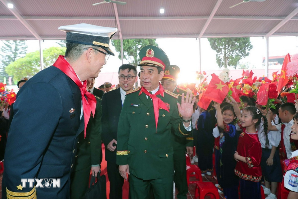 Đại tướng, Bộ trưởng Quốc phòng Phan Văn Giang và Thượng tướng, Bộ trưởng Quốc phòng Trung Quốc Đổng Quân đến thăm và tặng quà trường Tiểu học Đồng Đăng, thành phố Lạng Sơn. (Ảnh: Trọng Đức/TTXVN)
