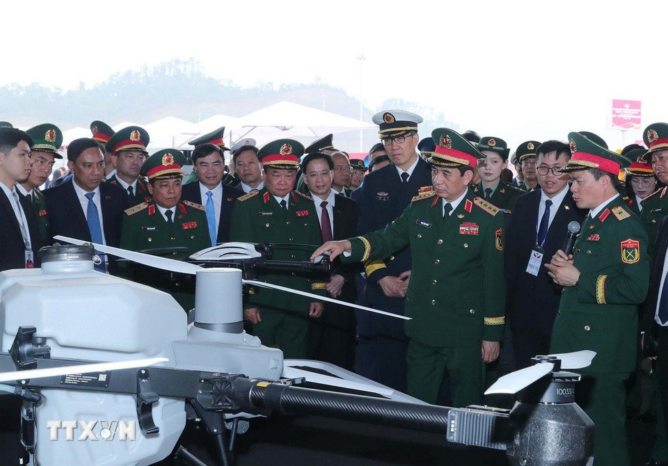 Bộ trưởng Quốc phòng Phan Văn Giang và Bộ trưởng Quốc phòng Đổng Quân tham quan Công viên Logistics của Tập đoàn Công nghiệp - Viễn thông Quân đội (Viettel). (Ảnh: Trọng Đức/TTXVN)