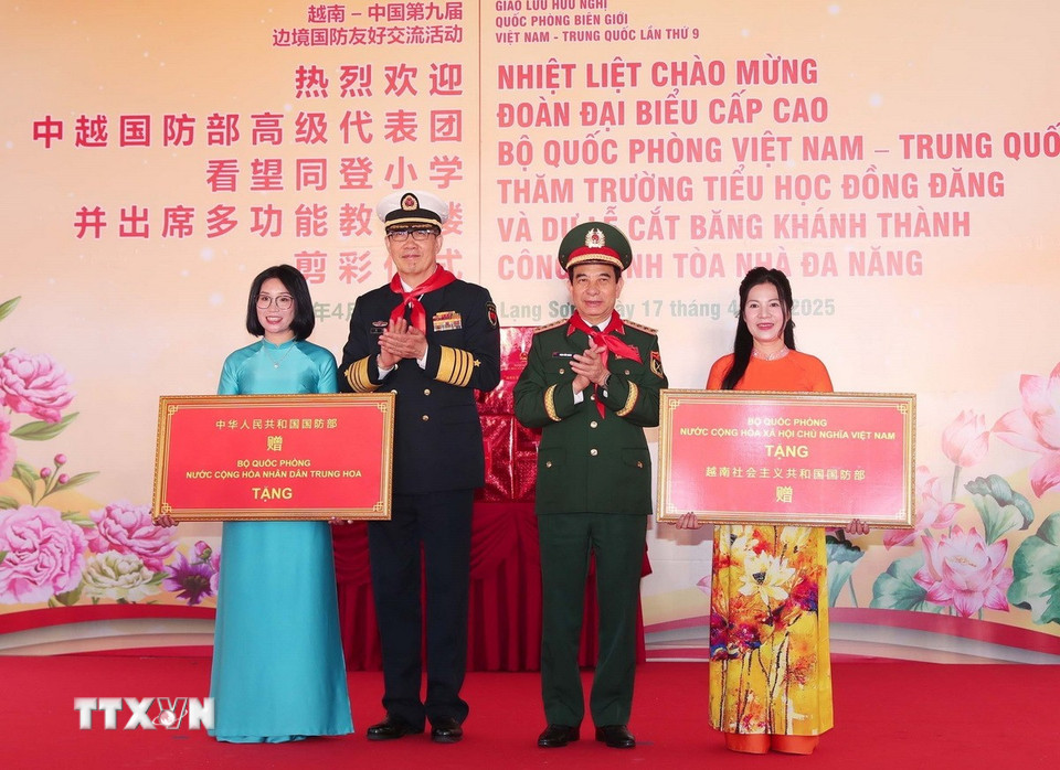 Bộ trưởng Quốc phòng Phan Văn Giang và Bộ trưởng Quốc phòng Trung Quốc Đổng Quân tặng quà trường Tiểu học Đồng Đăng, thành phố Lạng Sơn. (Ảnh: Trọng Đức/TTXVN)
