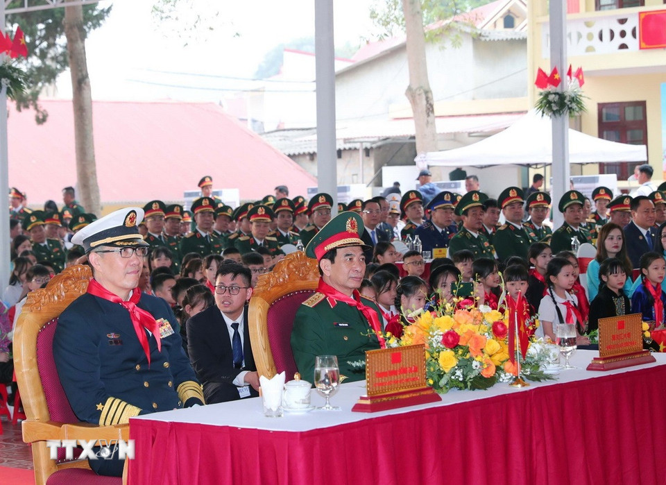 Đại tướng, Bộ trưởng Quốc phòng Phan Văn Giang và Thượng tướng, Bộ trưởng Quốc phòng Trung Quốc Đổng Quân đến thăm và tặng quà trường Tiểu học Đồng Đăng, thành phố Lạng Sơn. (Ảnh: Trọng Đức/TTXVN)