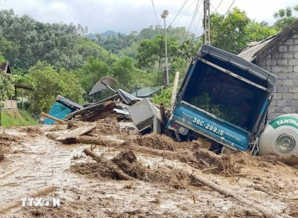 Lũ về kéo theo sạt lở đất đã tàn phá tan hoang nhà cửa của người dân xã Yên Nhân (Thanh Hóa). (Nguồn: TTXVN phát)
