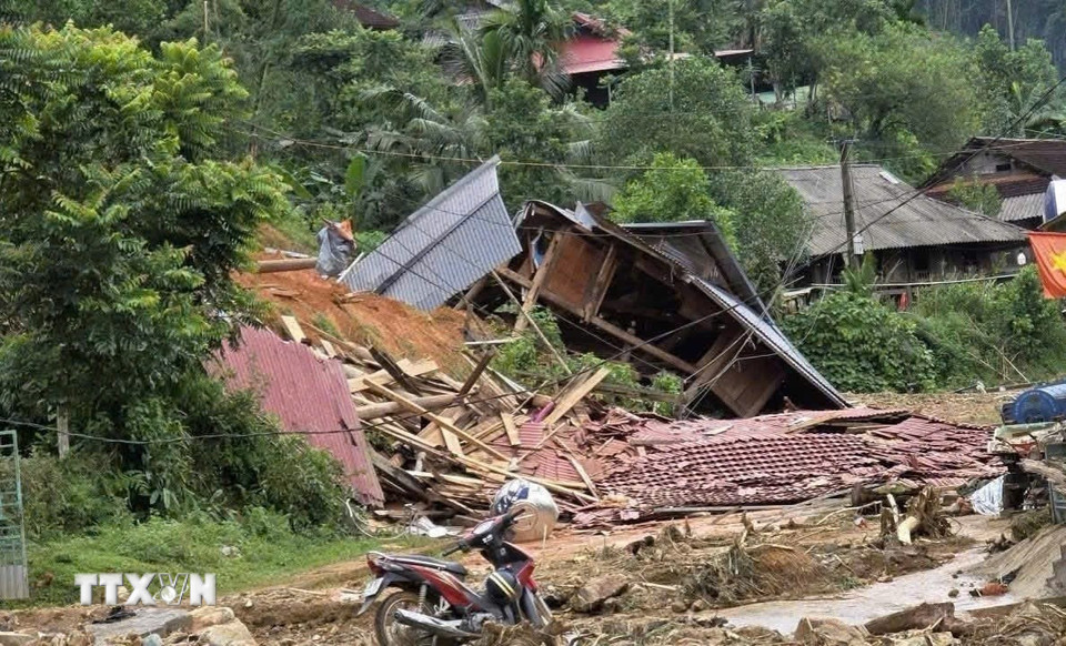 Lũ về kéo theo sạt lở đất đã tàn phá tan hoang nhà cửa của người dân xã Yên Nhân (Thanh Hóa). (Nguồn: TTXVN phát)