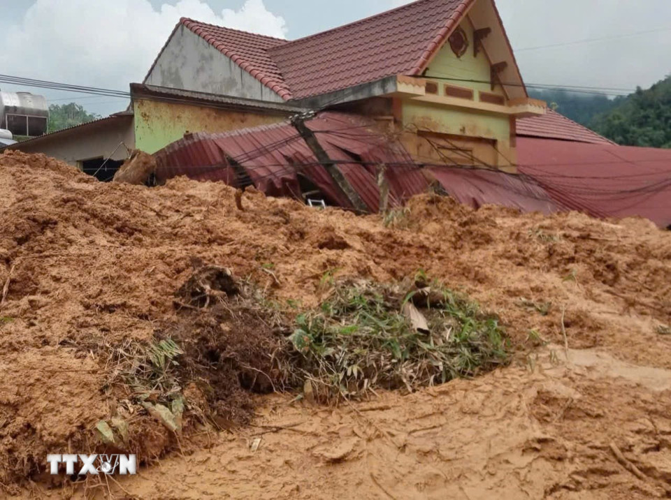 Lũ về kéo theo sạt lở đất đã tàn phá tan hoang nhà cửa của người dân xã Yên Nhân (Thanh Hóa). (Nguồn: TTXVN phát)