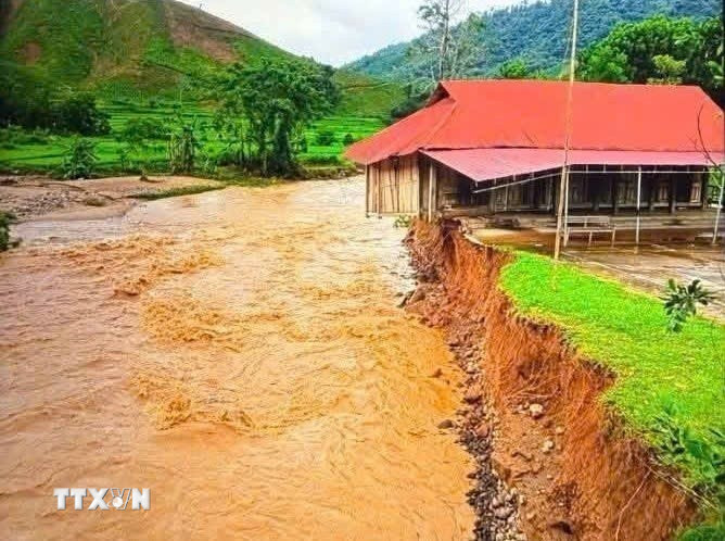 Lũ về kéo theo sạt lở đất đã tàn phá tan hoang nhà cửa của người dân xã Yên Nhân (Thanh Hóa). (Nguồn: TTXVN phát)