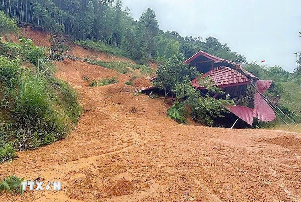 Nhiều hộ dân mất hết tài sải do đất đá vùi lấp. (Nguồn: TTXVN phát)