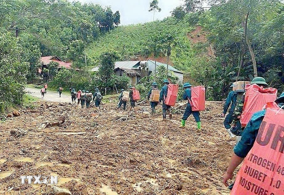 Do sạt lở không còn đường đi, nên các lực lượng phải đi bộ mất 10km băng rừng, lội suối mới vào được tới xã Yên Nhân (Thanh Hóa). (Nguồn: TTXVN phát)