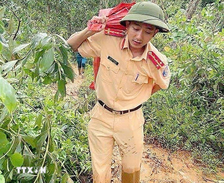 Các chiến sỹ không quản vất vả dù đi bộ băng rừng hàng tiếng đồng hồ mới vào được xã Yên Nhân, nhưng cố gắng để mang đồ ăn, nước uống vào cho người dân cô lập. (Nguồn: TTXVN phát)