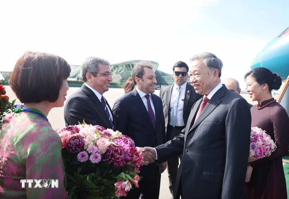Các quan chức Azerbaijan đón Tổng Bí thư Tô Lâm và Phu nhân tại Sân bay quốc tế Heydar Aliyev, thủ đô Baku. (Ảnh: Thống Nhất/TTXVN)