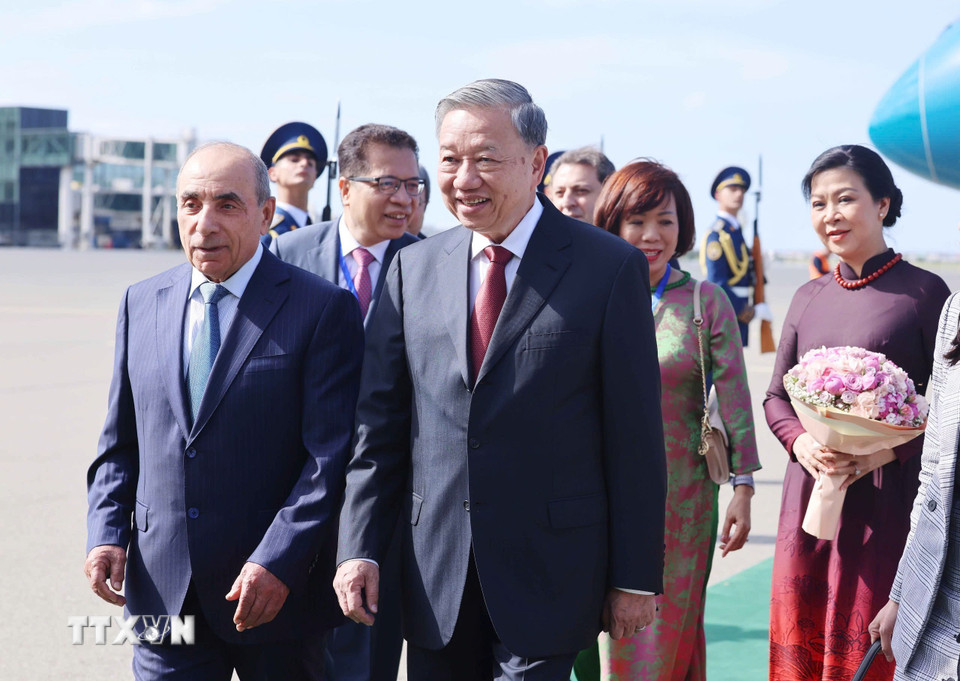 Phó Thủ tướng thứ nhất Azerbaijan Yagub Eyyubov đón Tổng Bí thư Tô Lâm và Phu nhân tại Sân bay quốc tế Heydar Aliyev, thủ đô Baku. (Ảnh: Thống Nhất/TTXVN)