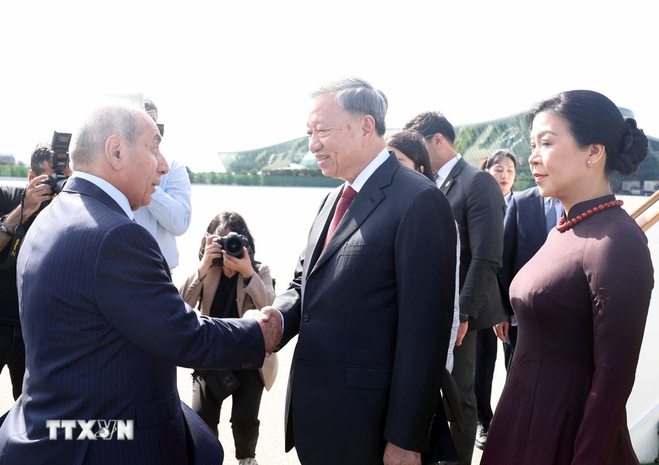 Phó Thủ tướng thứ nhất Azerbaijan Yagub Eyyubov đón Tổng Bí thư Tô Lâm và Phu nhân tại Sân bay quốc tế Heydar Aliyev, thủ đô Baku. (Ảnh: Thống Nhất/TTXVN)
