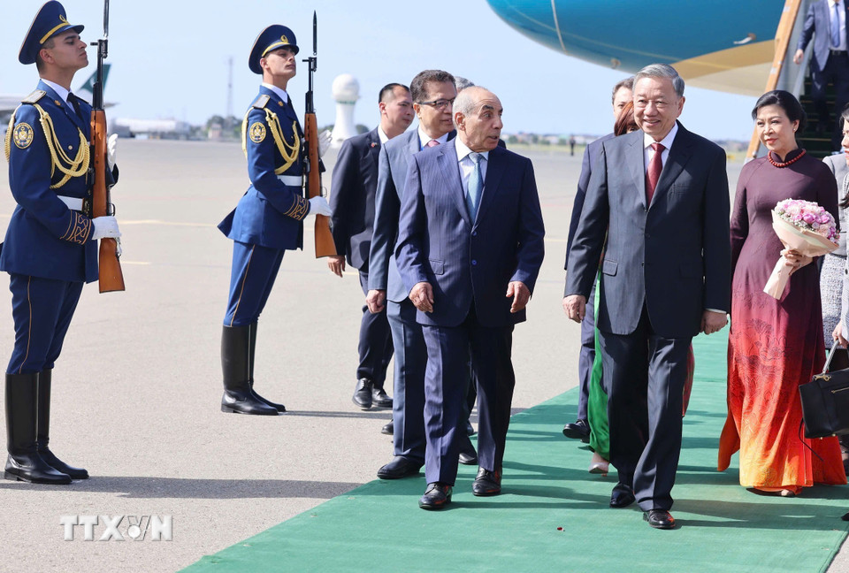 Phó Thủ tướng thứ nhất Azerbaijan Yagub Eyyubov đón Tổng Bí thư Tô Lâm và Phu nhân tại Sân bay quốc tế Heydar Aliyev, thủ đô Baku. (Ảnh: Thống Nhất/TTXVN)