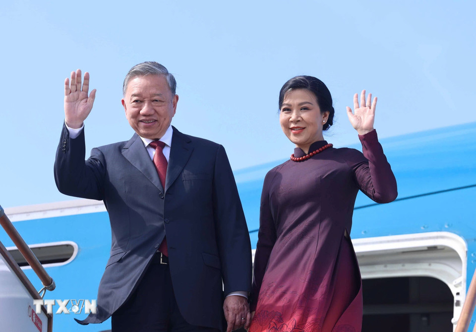 Chiều 7/5, giờ địa phương (tối cùng ngày, giờ Hà Nội), Tổng Bí thư Tô Lâm và Phu nhân cùng đoàn đại biểu cấp cao Việt Nam đến thủ đô Baku, bắt đầu chuyến thăm cấp Nhà nước tới Cộng hòa Azerbaijan từ ngày 7-8/5/2025 theo lời mời của Tổng thống Ilham Aliyev. (Ảnh: Thống Nhất/TTXVN)