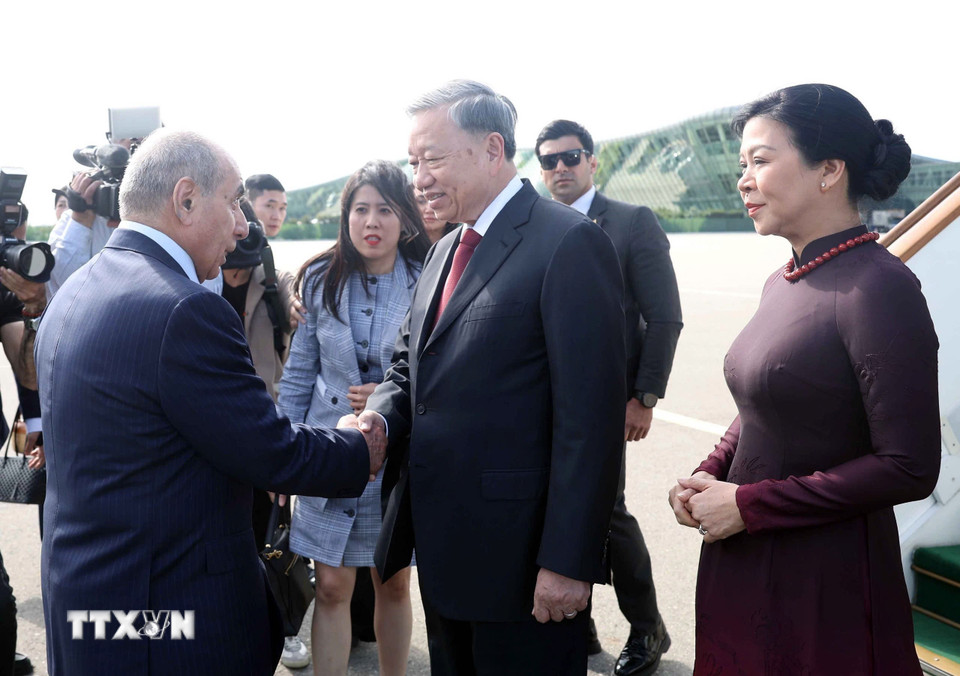 Phó Thủ tướng thứ nhất Azerbaijan Yagub Eyyubov đón Tổng Bí thư Tô Lâm và Phu nhân tại Sân bay quốc tế Heydar Aliyev, thủ đô Baku. (Ảnh: Thống Nhất/TTXVN)