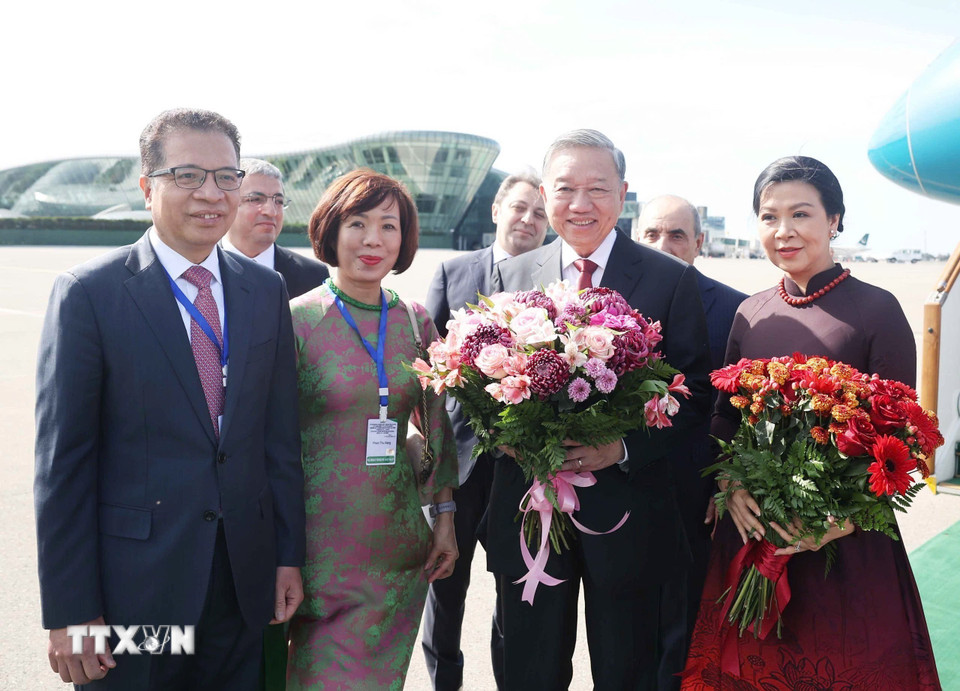 Đại sứ Việt Nam tại Liên bang Nga, kiêm nhiệm Azerbaijan Đặng Minh Khôi và Phu nhân đón Tổng Bí thư Tô Lâm và Phu nhân tại Sân bay quốc tế Heydar Aliyev, thủ đô Baku. (Ảnh: Thống Nhất/TTXVN)