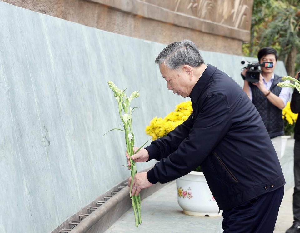 Tổng Bí thư Tô Lâm dâng hoa tại Bức phù điêu “Bác Hồ nói chuyện với cán bộ, chiến sỹ Đại đoàn quân Tiên Phong” khu vực Ngã 5 đền Giếng, Khu Di tích Lịch sử Quốc gia Đặc biệt Đền Hùng. (Ảnh: Thống Nhất/TTXVN)