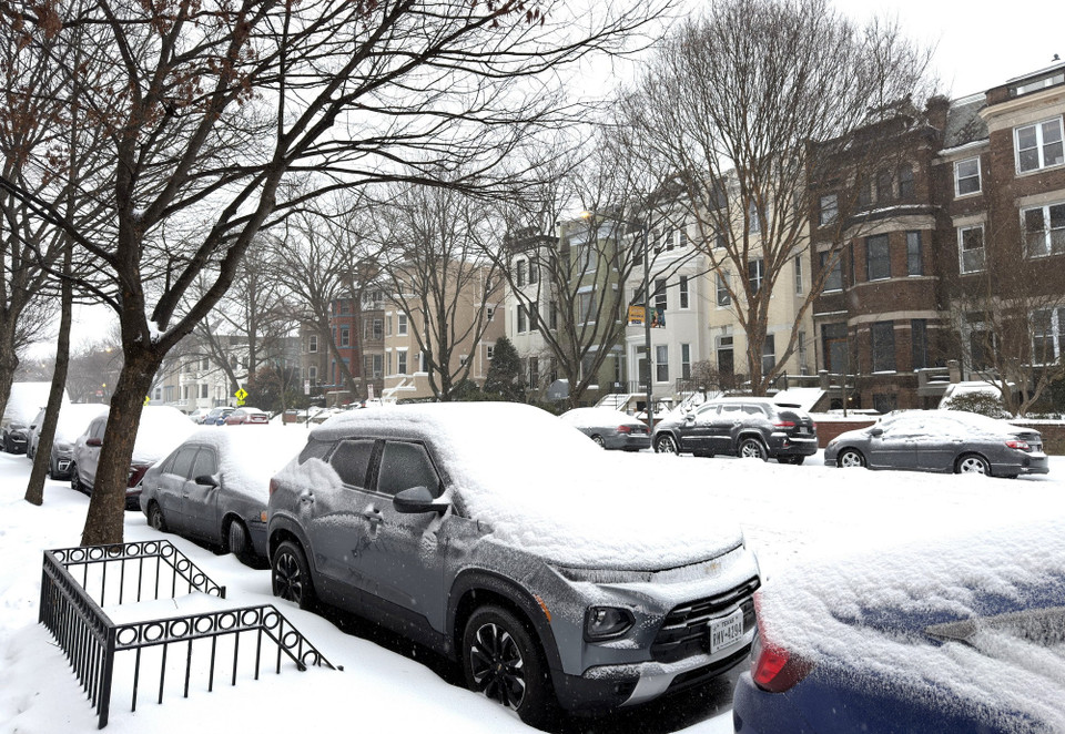 Tuyết phủ kín đường xá, xe cộ trên một tuyến phố ở thủ đô Washington ngày 25/1/2026. (Ảnh: Ngọc Quang/TTXVN)