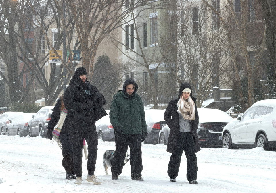 Người dân di chuyển khó khăn trong gió tuyết trên phố Calvert ở thủ đô Washington ngày 25/1/2026, khi bão mùa Đông khiến tuyết phủ dày và đường trơn trượt. (Ảnh: Ngọc Quang/TTXVN)