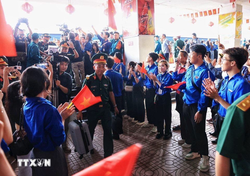 Người dân Thủ đô chào đón các lực lượng vừa xuống ga Hà Nội. (Ảnh: Tuấn Anh/TTXVN)